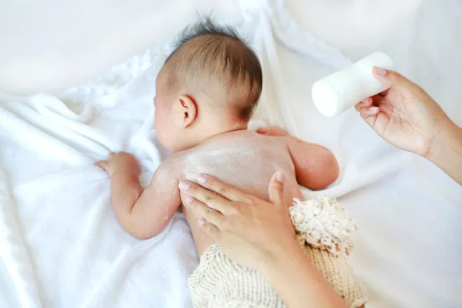Nên dùng phấn rôm hay kem chống hăm ?