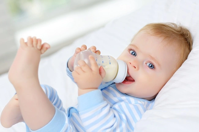 Hướng dẫn mẹ cách hâm sữa mẹ bằng nước ấm đúng khoa học nhất