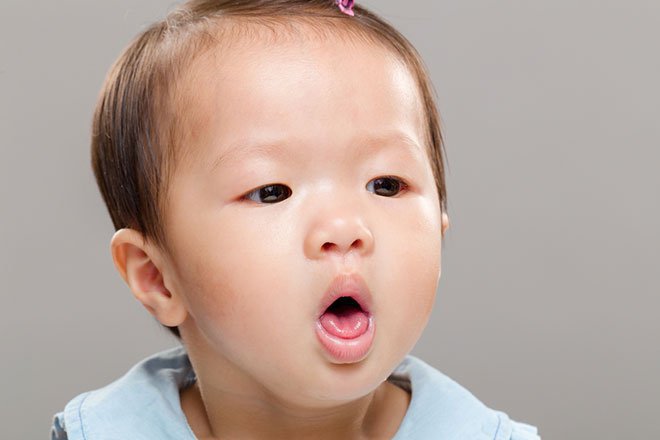 Trẻ sơ sinh ho, thở khò khè như có đờm phải làm sao?