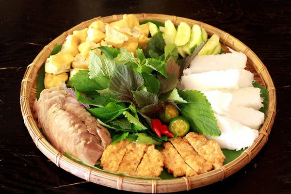 Ăn bún đậu mắm tôm uống trà sữa được không? Những rủi ro cần biết