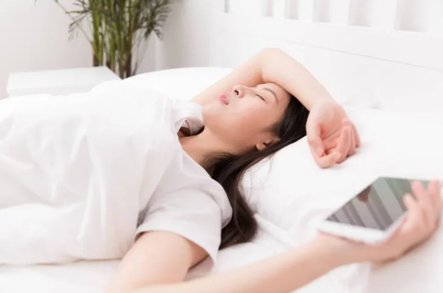 Mẹ bầu xem điện thoại nhiều có sao không?