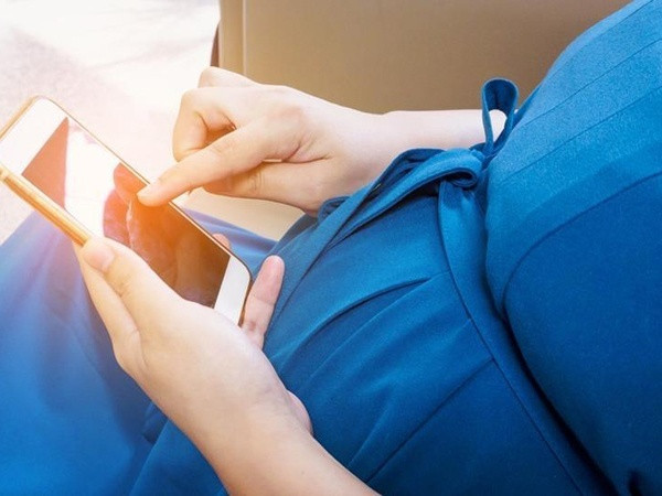 Mẹ bầu xem điện thoại nhiều có sao không?