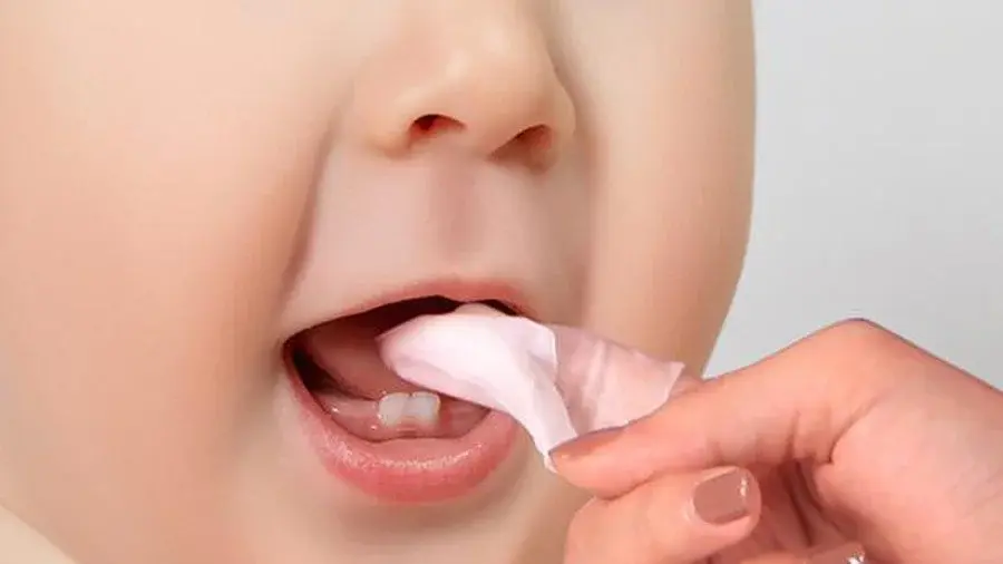 Vệ sinh miệng cho trẻ sơ sinh đúng cách
